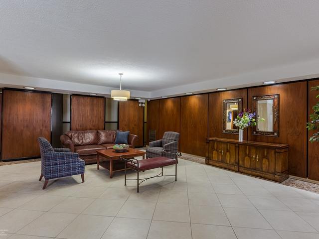 5901 North Sheridan Road, Unit 6G Chicago, IL 60660 - Photo 4 of 24 a living room with furniture