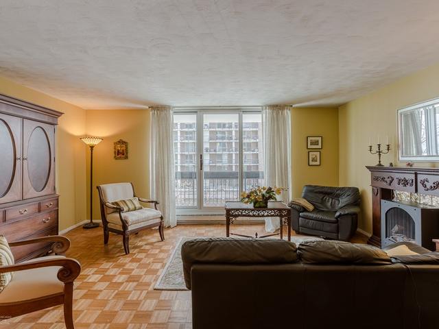 5901 North Sheridan Road, Unit 6G Chicago, IL 60660 - Photo 5 of 24 a living room with furniture and a floor to ceiling window