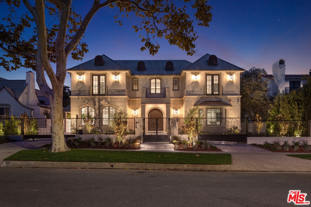 604 Walden Drive Beverly Hills, CA 90210 - Photo 1 of 31