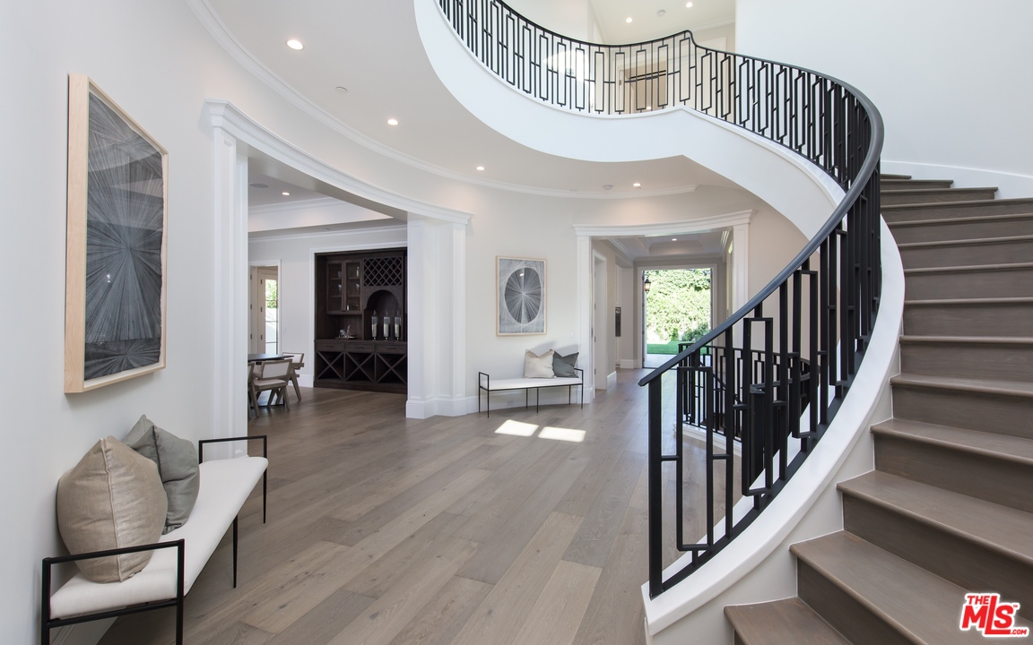 604 Walden Drive Beverly Hills, CA 90210 - Photo 2 of 31