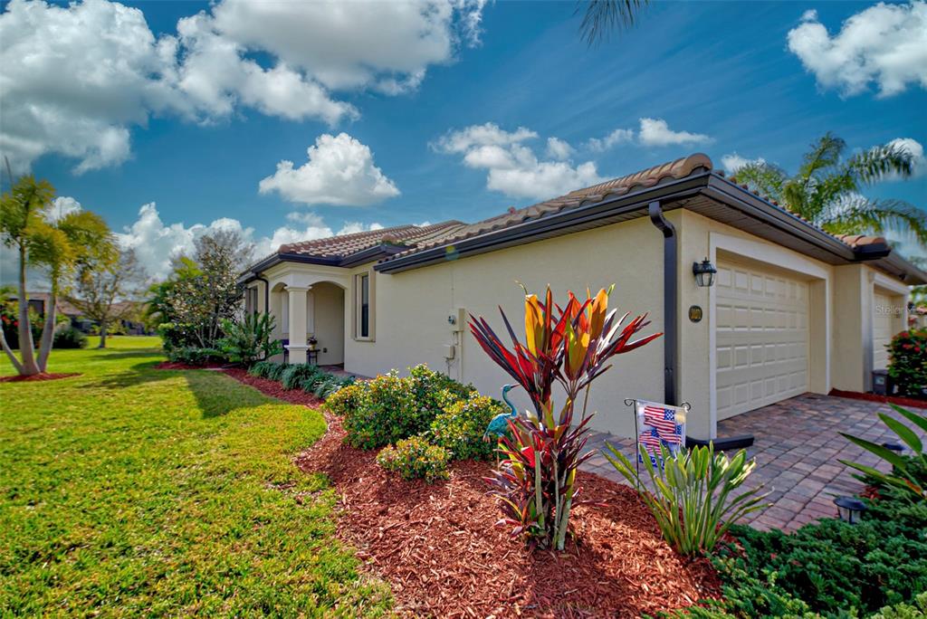 Beauriful curb appeal and Florida landscaping.