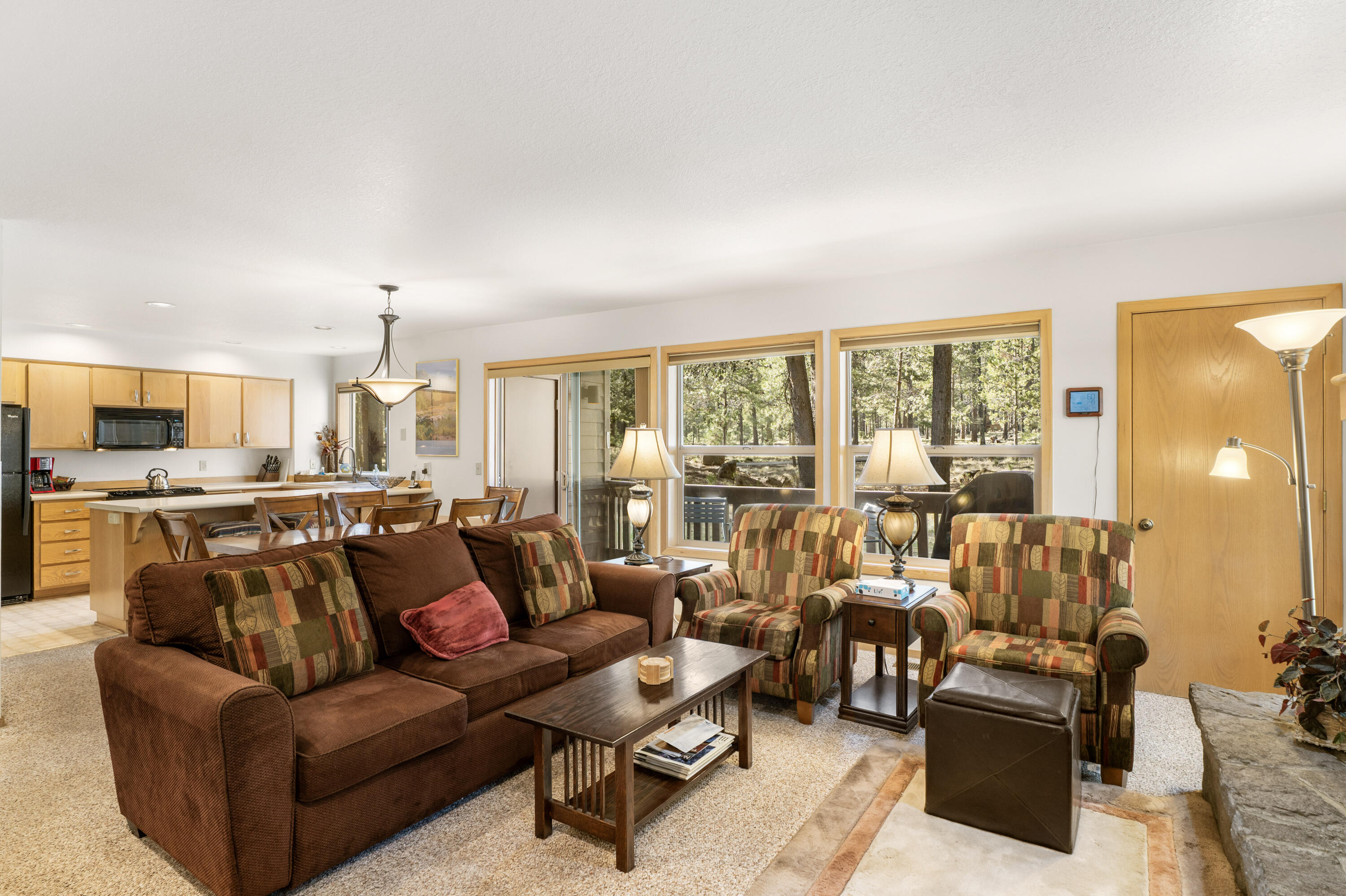 57387 Beaver Ridge Loop, Unit 37 Sunriver, OR 97707 - Photo 6 of 27 15-Living Room