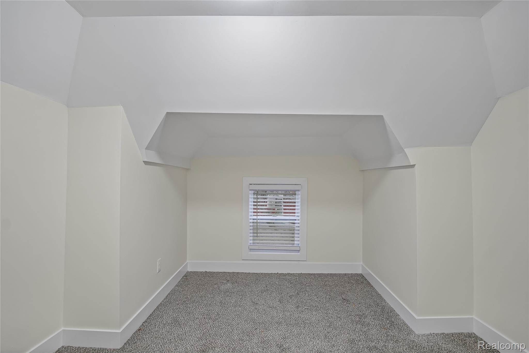 427 Melbourne Street Detroit, MI 48202 - Photo 23 of 29 Bonus room featuring carpet and vaulted ceiling