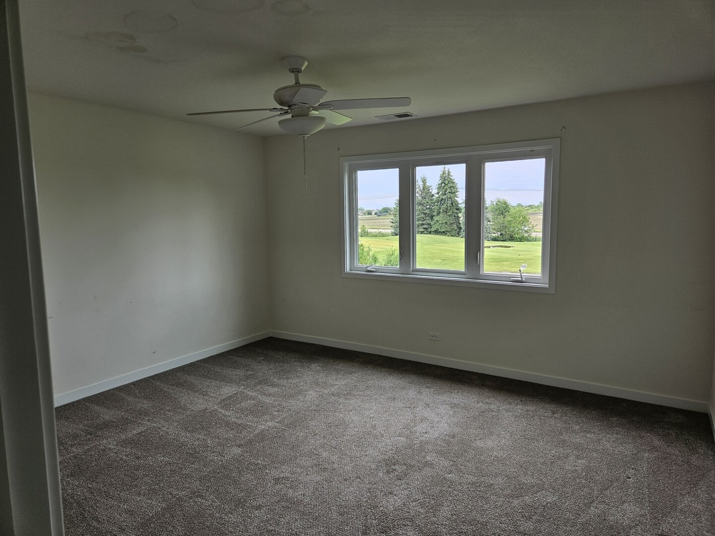 69 Olympus Drive Tinley Park, IL 60477 - Photo 5 of 8 an empty room with a window