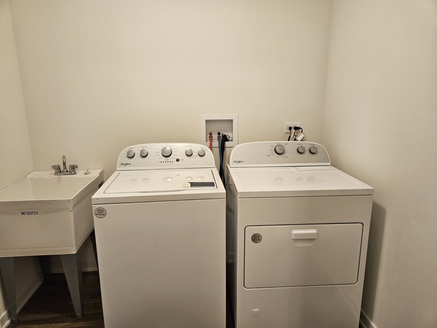 69 Olympus Drive Tinley Park, IL 60477 - Photo 6 of 8 a utility room with dryer and washer