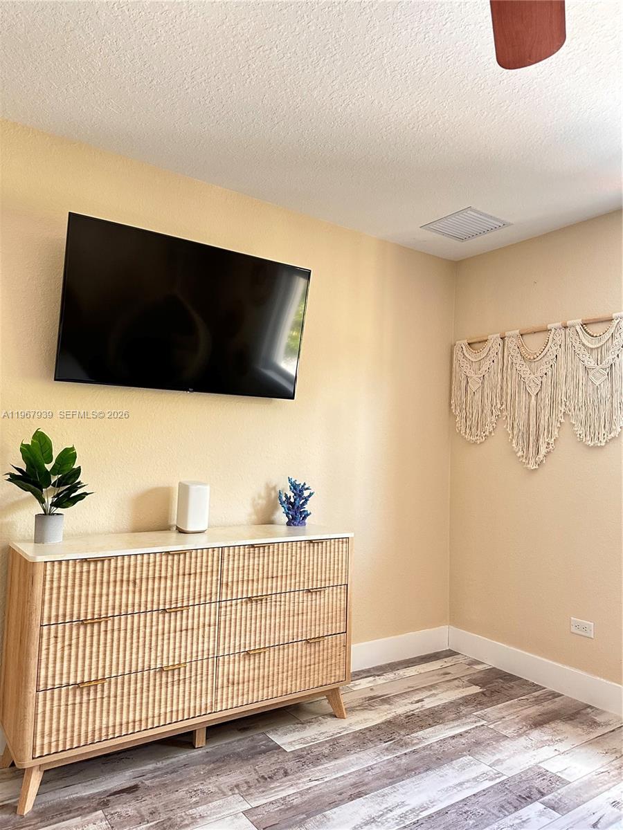 24 Tarpon Avenue Key Largo, FL 33037 - Photo 10 of 22 a living room with a flat screen tv