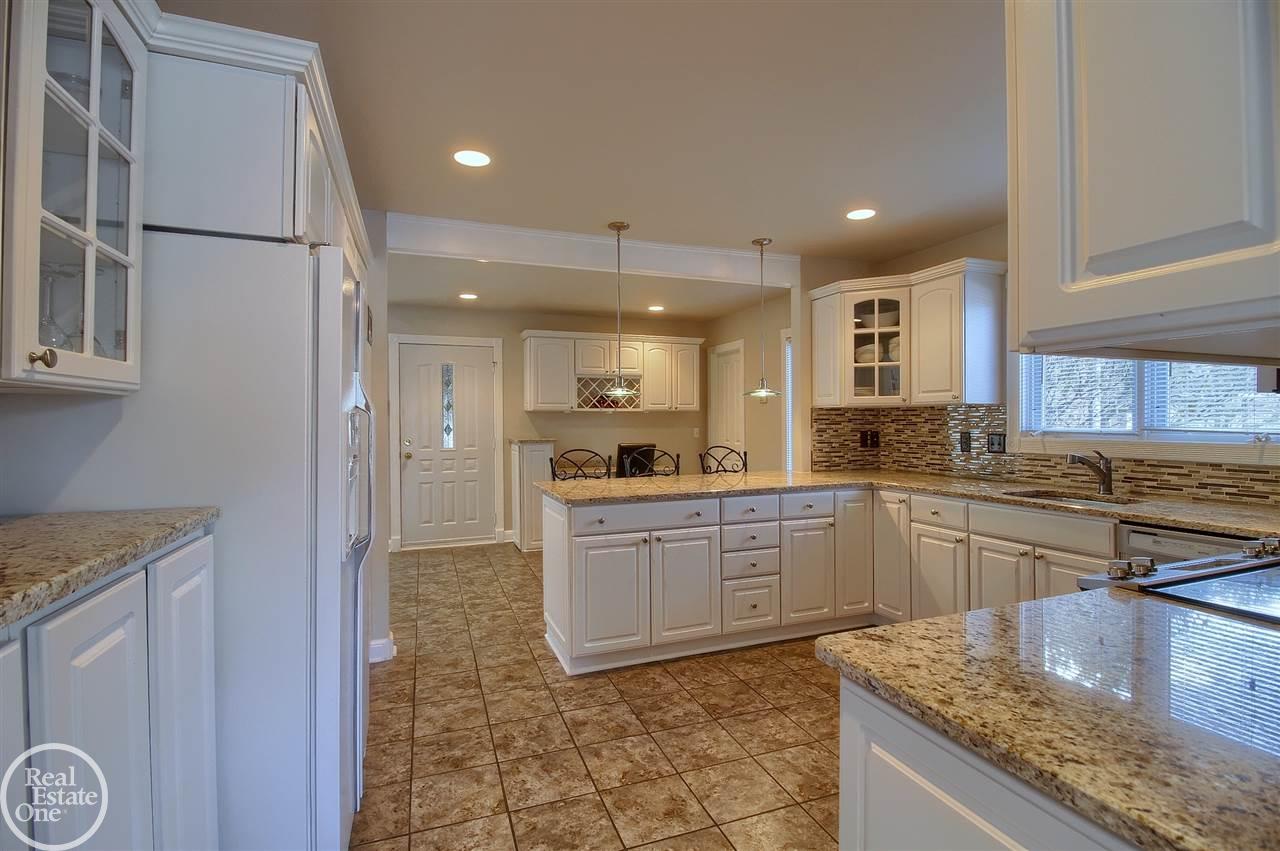 1498 Mill Race Road Rochester, MI 48306 - Photo 15 of 44 50006582-14.JPG