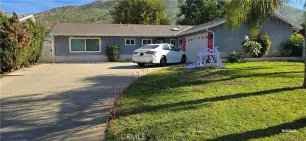 a front view of house with yard