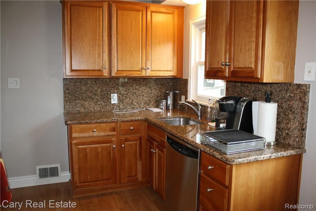 2275 Oxford Road Berkley, MI 48072 - Photo 5 of 40 IMG_4374.JPG