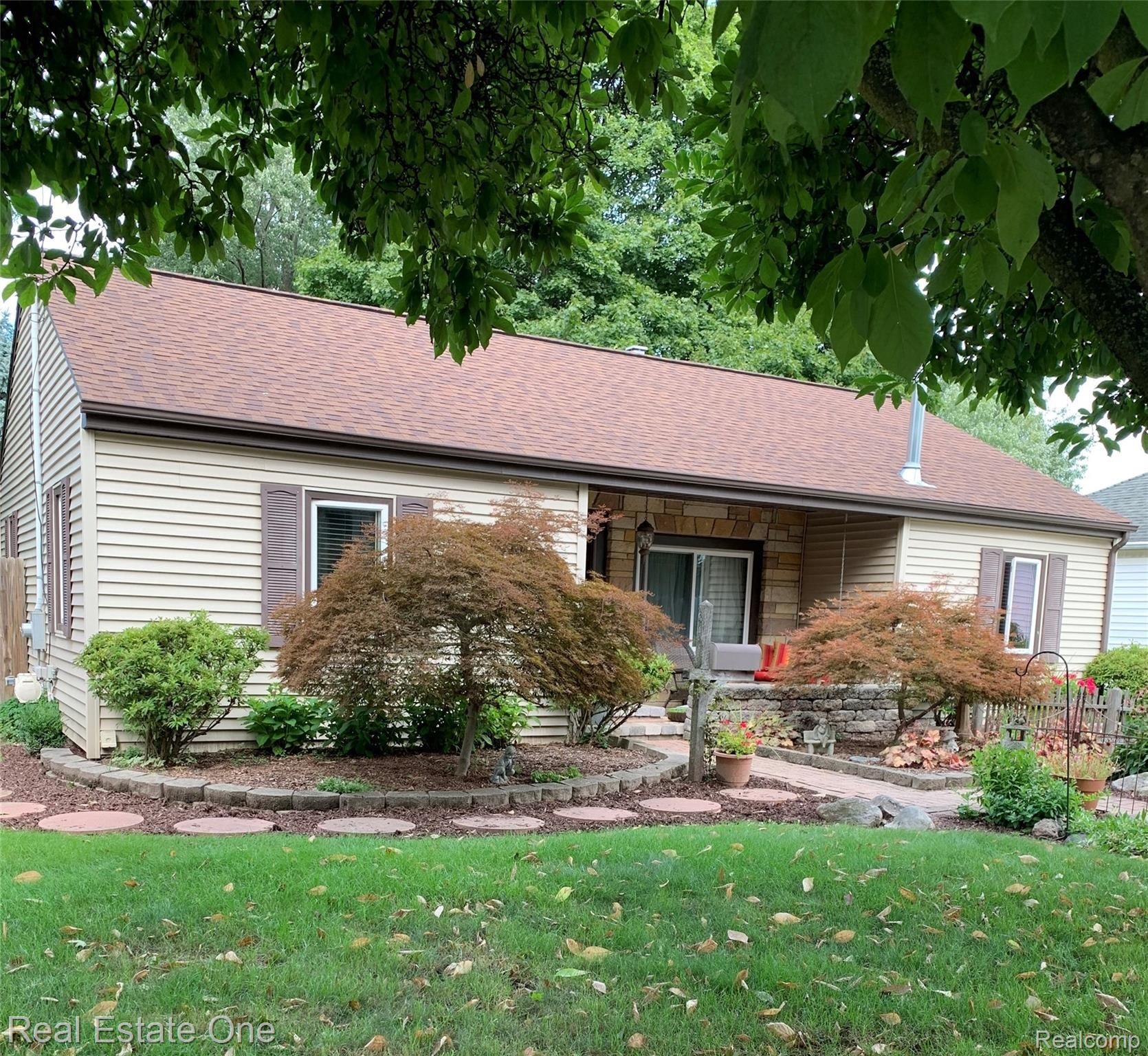 906 West Silver Lake Road Fenton, MI 48430 - Photo 1 of 24 IMG_2930.jpg