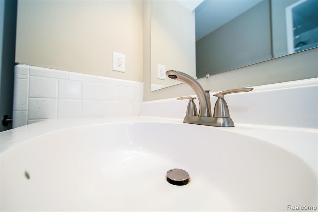 29200 Utley Road Farmington Hills, MI 48334 - Photo 29 of 64