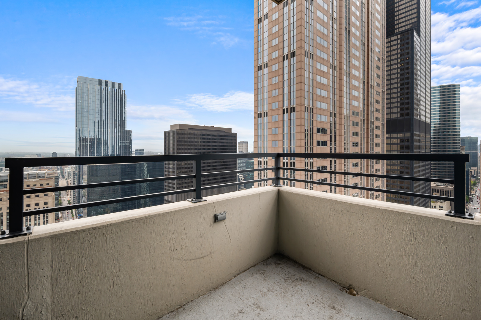 235 West Van Buren Street, Unit 3615 Chicago, IL 60607 - Photo 18 of 21