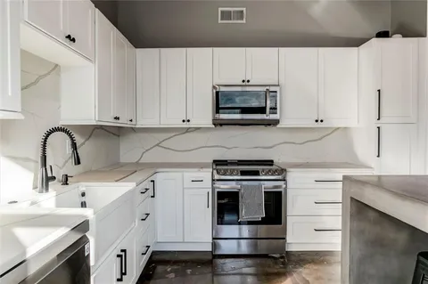 $455,000 | 360 West Pershing Road, Unit 230, Kansas City, MO 64108