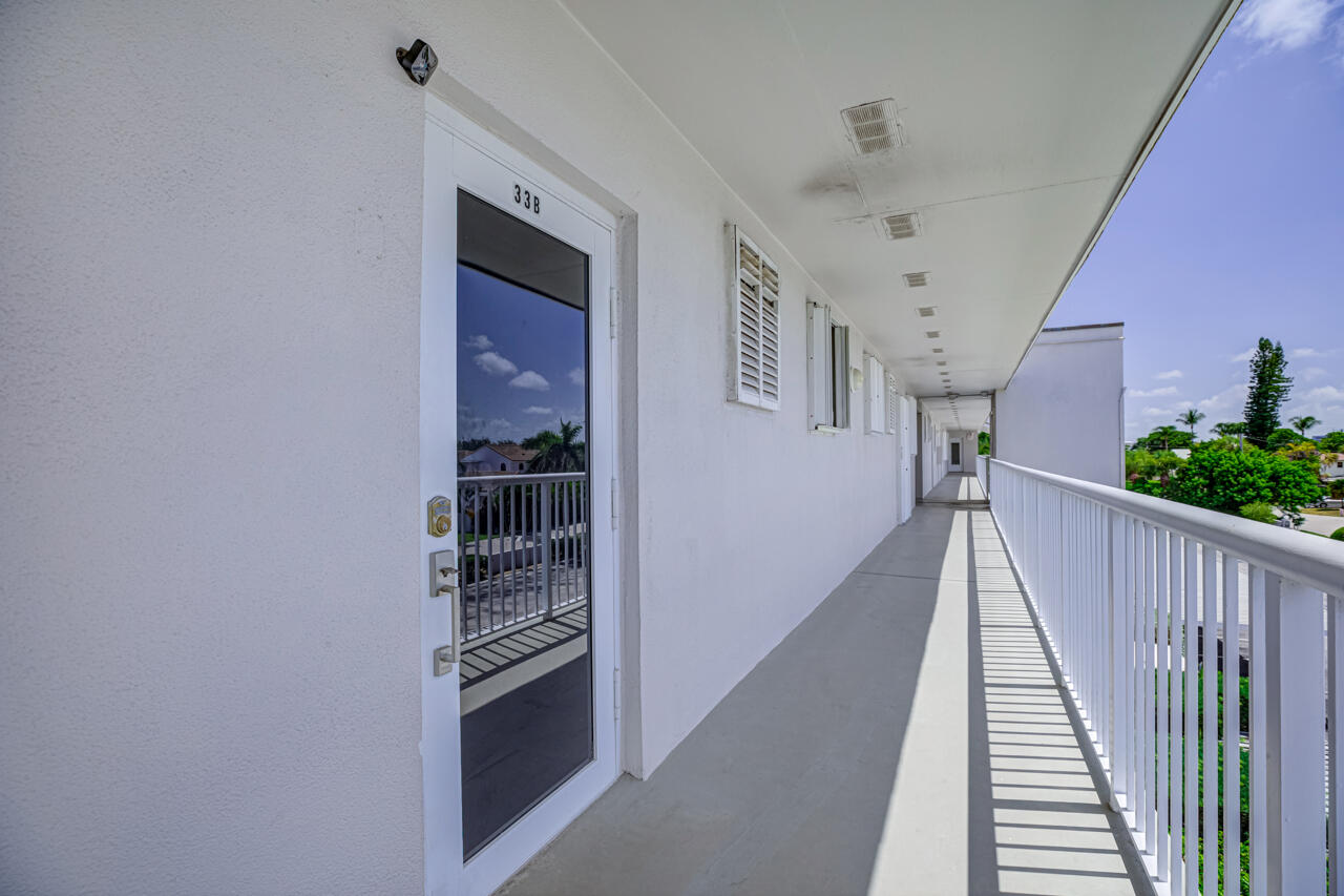 2730 Banyan Road, Unit 33B Boca Raton, FL 33432 - Photo 26 of 35 28-Hallway