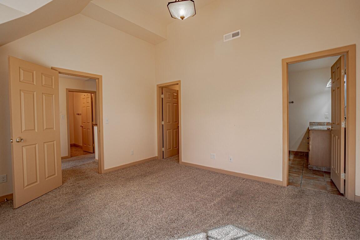 913 Bellview Avenue Ashland, OR 97520 - Photo 17 of 29 Vaulted Primary