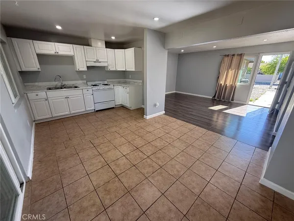 $2,700 | 43051 Yew Street, Lancaster, CA 93536