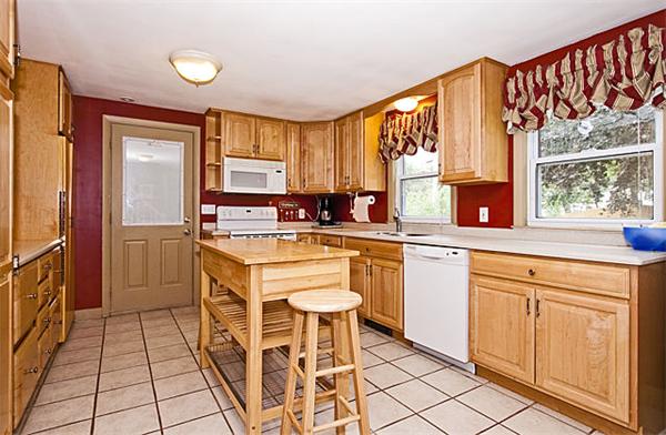 7 Dunstan Road Chelmsford, MA 01824 - Photo 2 of 21 Gallery Image 2