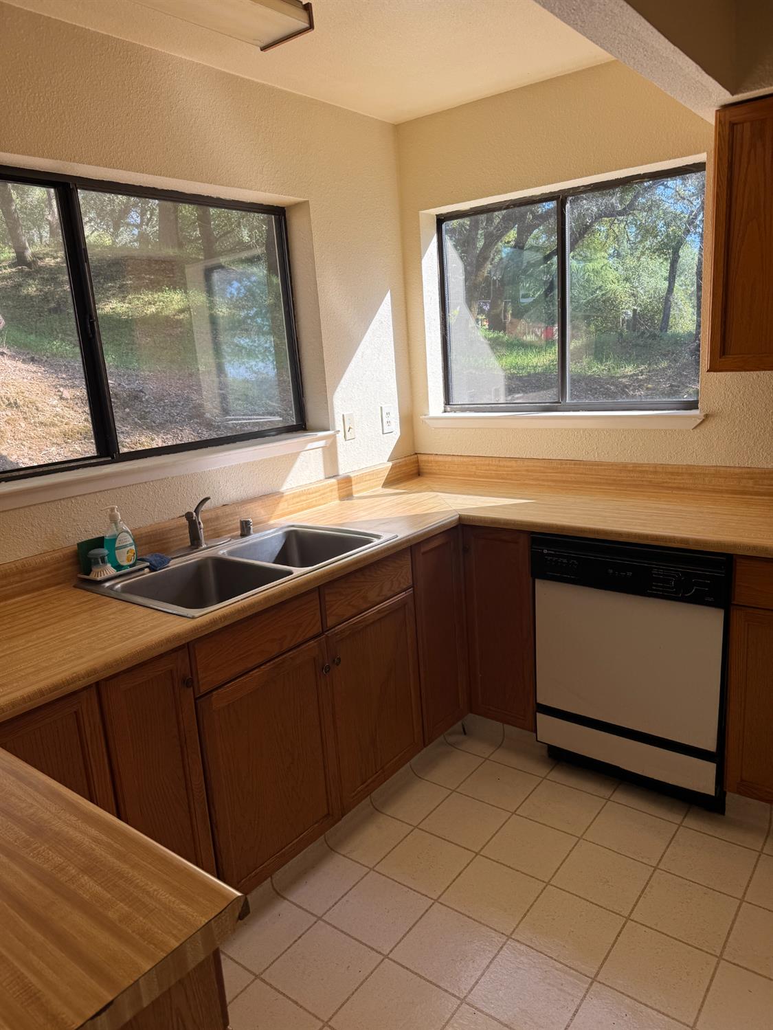 670 Stone House Road Auburn, CA 95603 - Photo 14 of 46 a kitchen with a sink and a stove