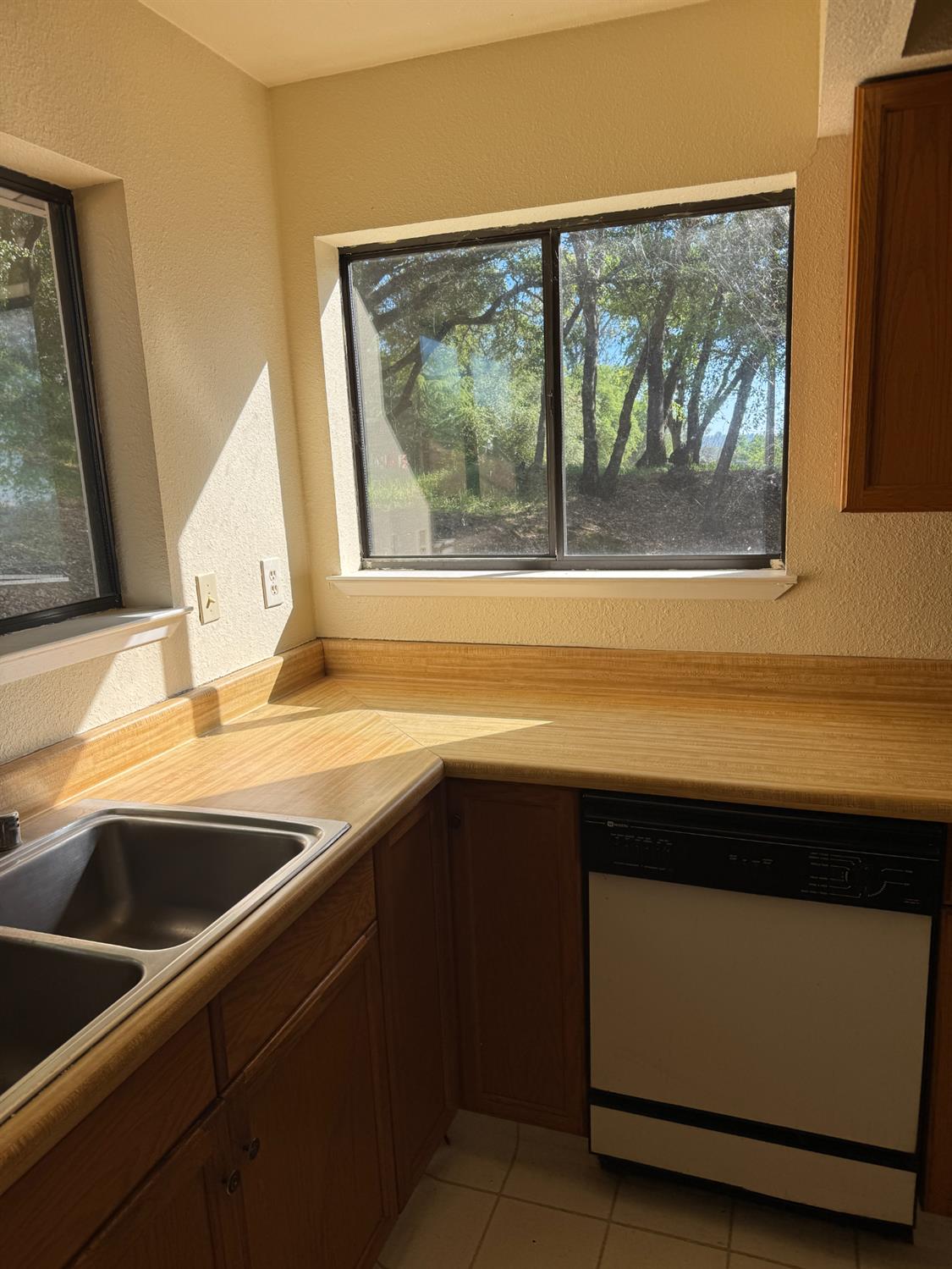 670 Stone House Road Auburn, CA 95603 - Photo 18 of 46 a view of a sink and wooden floor