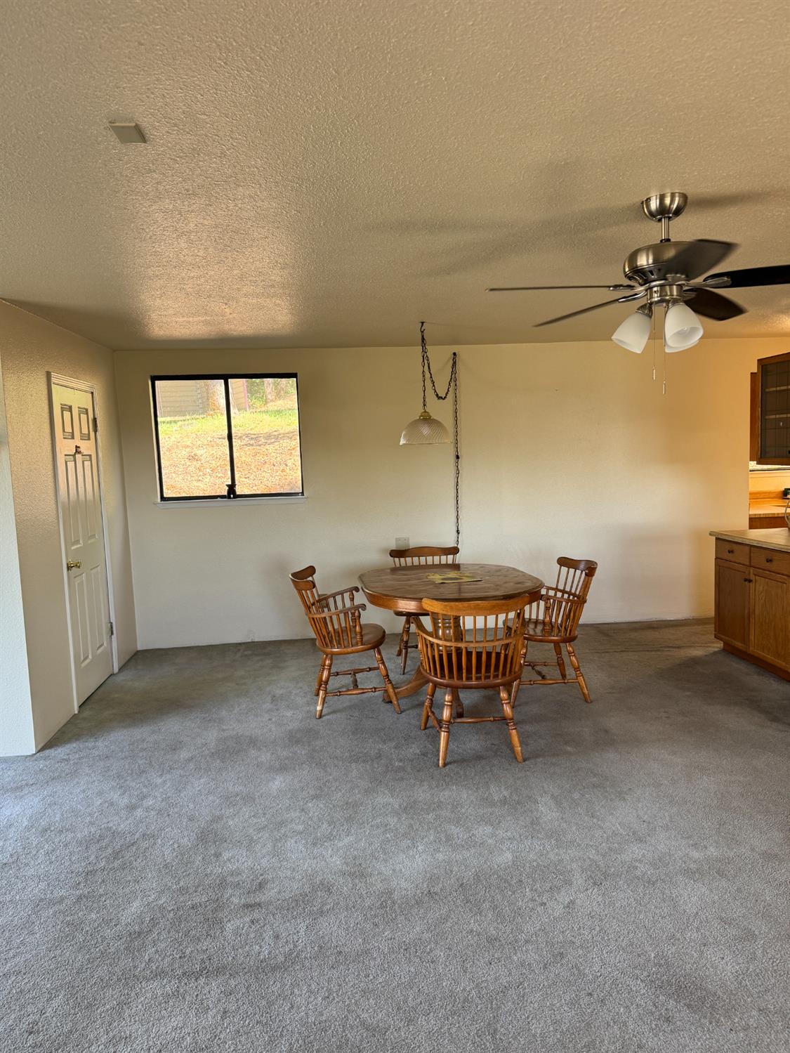 670 Stone House Road Auburn, CA 95603 - Photo 22 of 46 a view of a livingroom with furniture