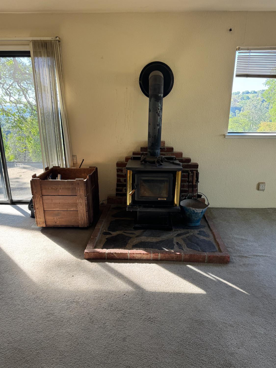 670 Stone House Road Auburn, CA 95603 - Photo 23 of 46 a living room with furniture