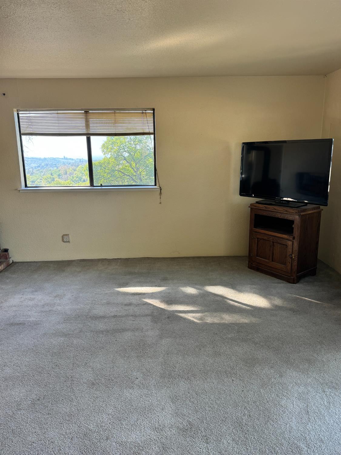 670 Stone House Road Auburn, CA 95603 - Photo 25 of 46 a view of room window and a flat screen tv