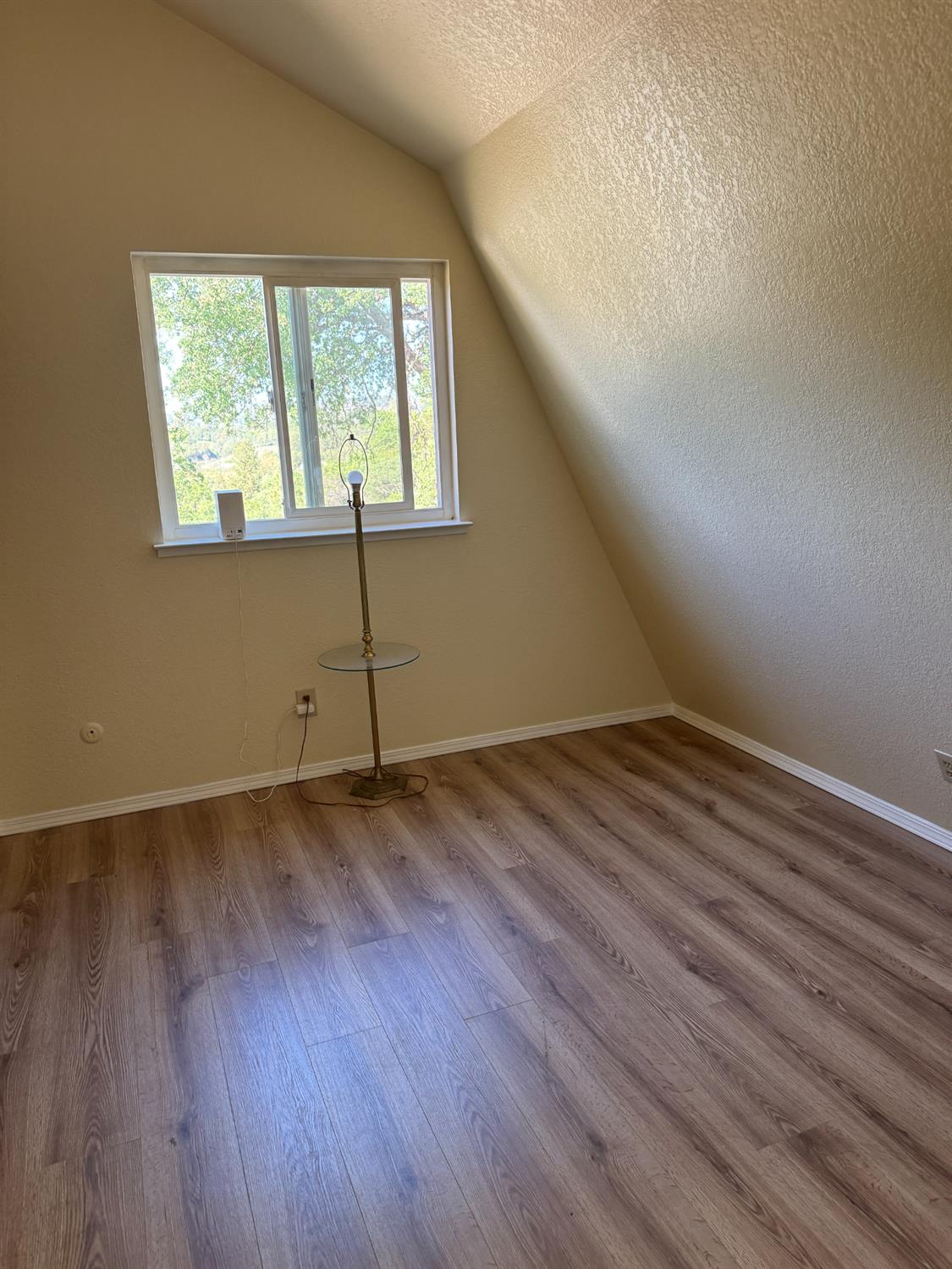670 Stone House Road Auburn, CA 95603 - Photo 29 of 46 an empty room with wooden floor and windows