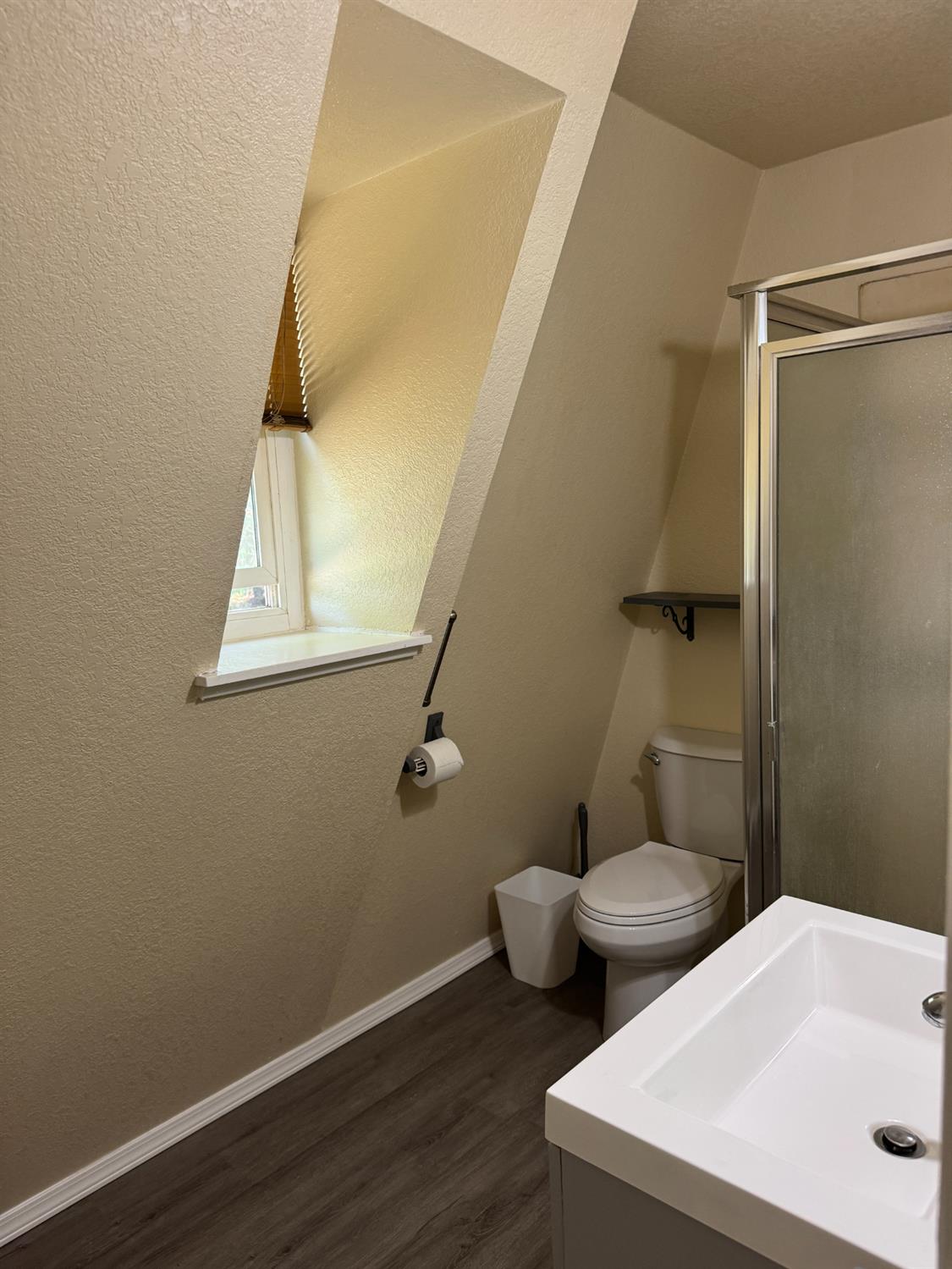 670 Stone House Road Auburn, CA 95603 - Photo 33 of 46 a bathroom with a sink and mirror