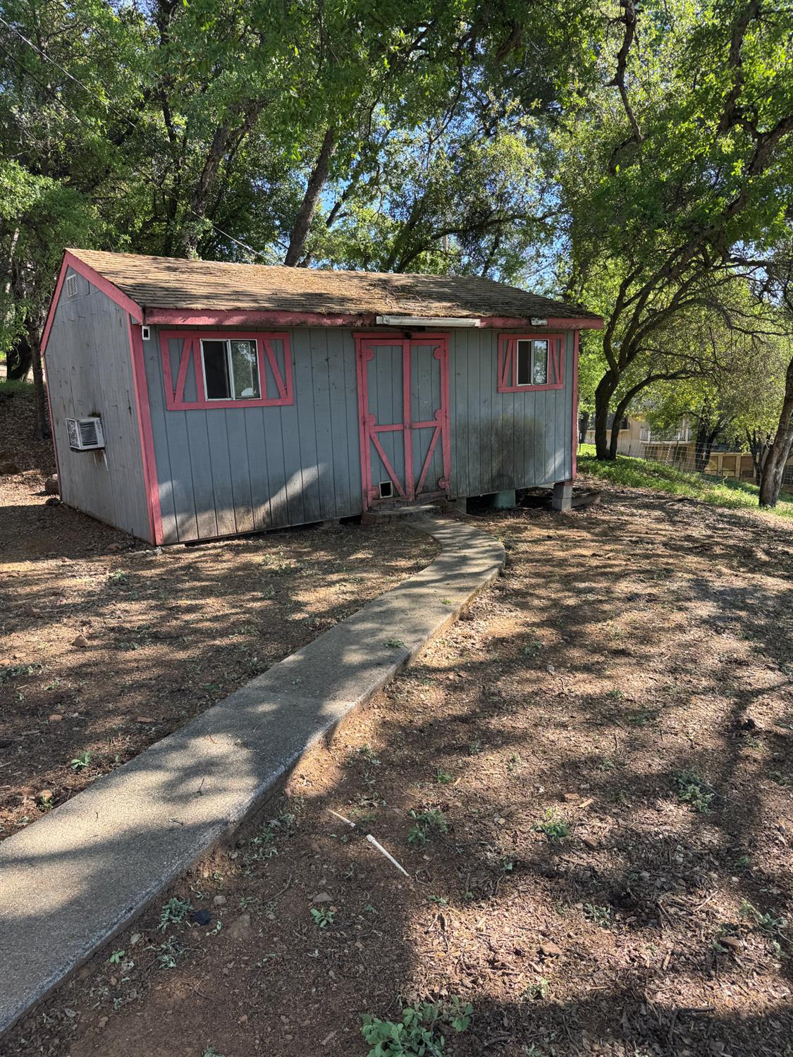 670 Stone House Road Auburn, CA 95603 - Photo 36 of 46 a backyard of a house with wooden fence