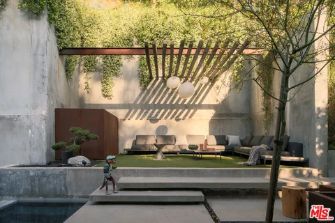 $3,750,000 | 8050 Willow Glen Road, Los Angeles, CA 90046