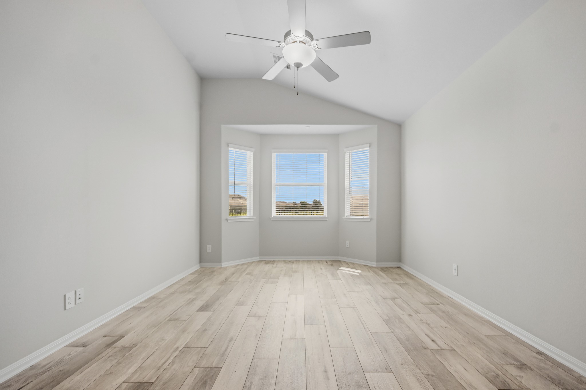 10723 Clfs Vw Drive Rosharon, TX 77583 - Photo 16 of 50 Primary bedroom is located downstairs and features tile flooring and recessed window!