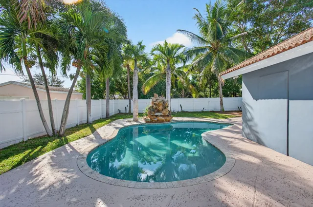 $7,500 | 360 Southwest 2nd Street, Boca Raton, FL 33432