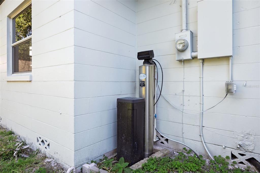 1001 Alton Avenue Orlando, FL 32804 - Photo 17 of 20 a bathroom with a mirror and a shower