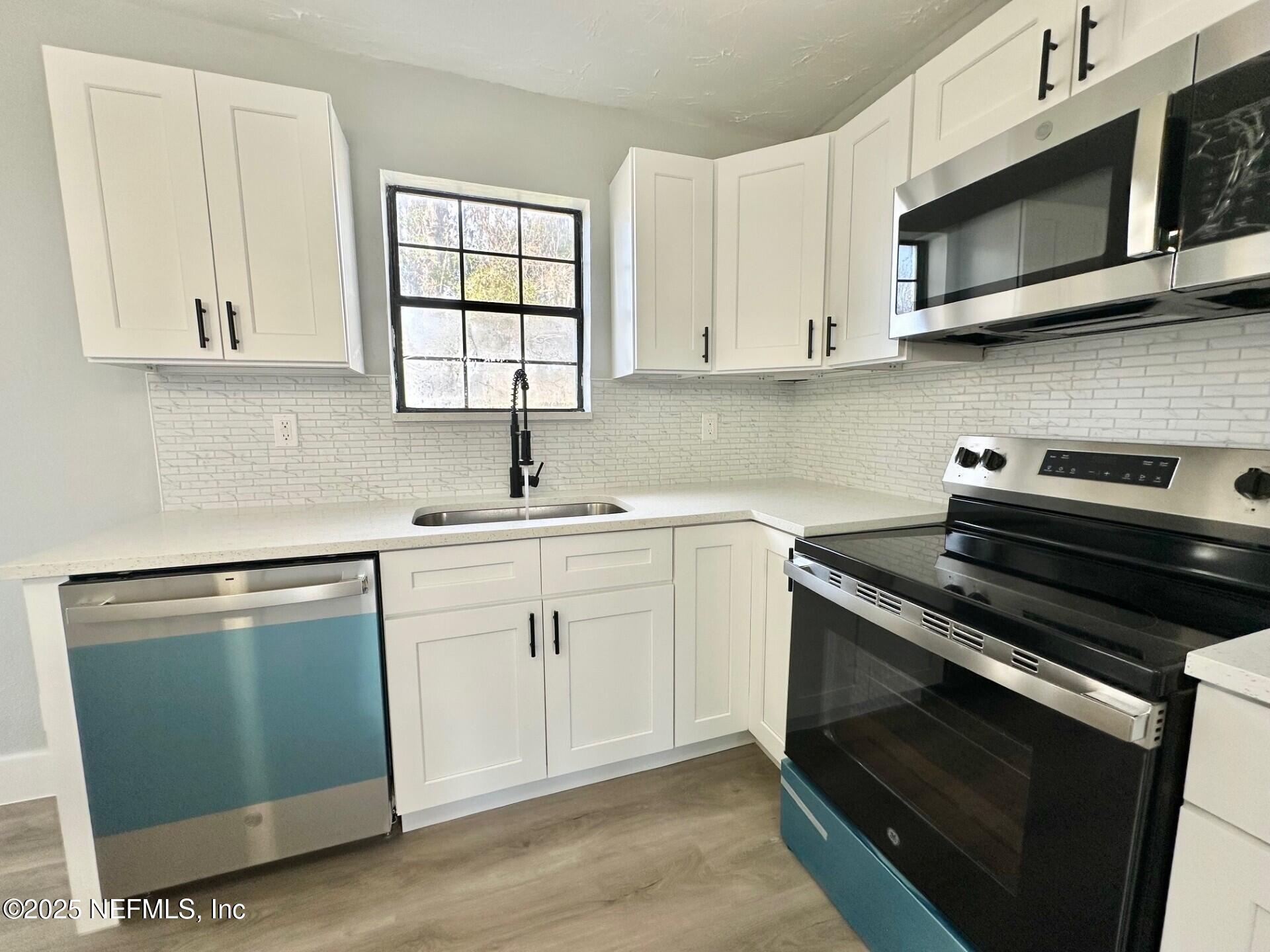 5209 Appleton Avenue Jacksonville, FL 32210 - Photo 9 of 26 Modern gabinets