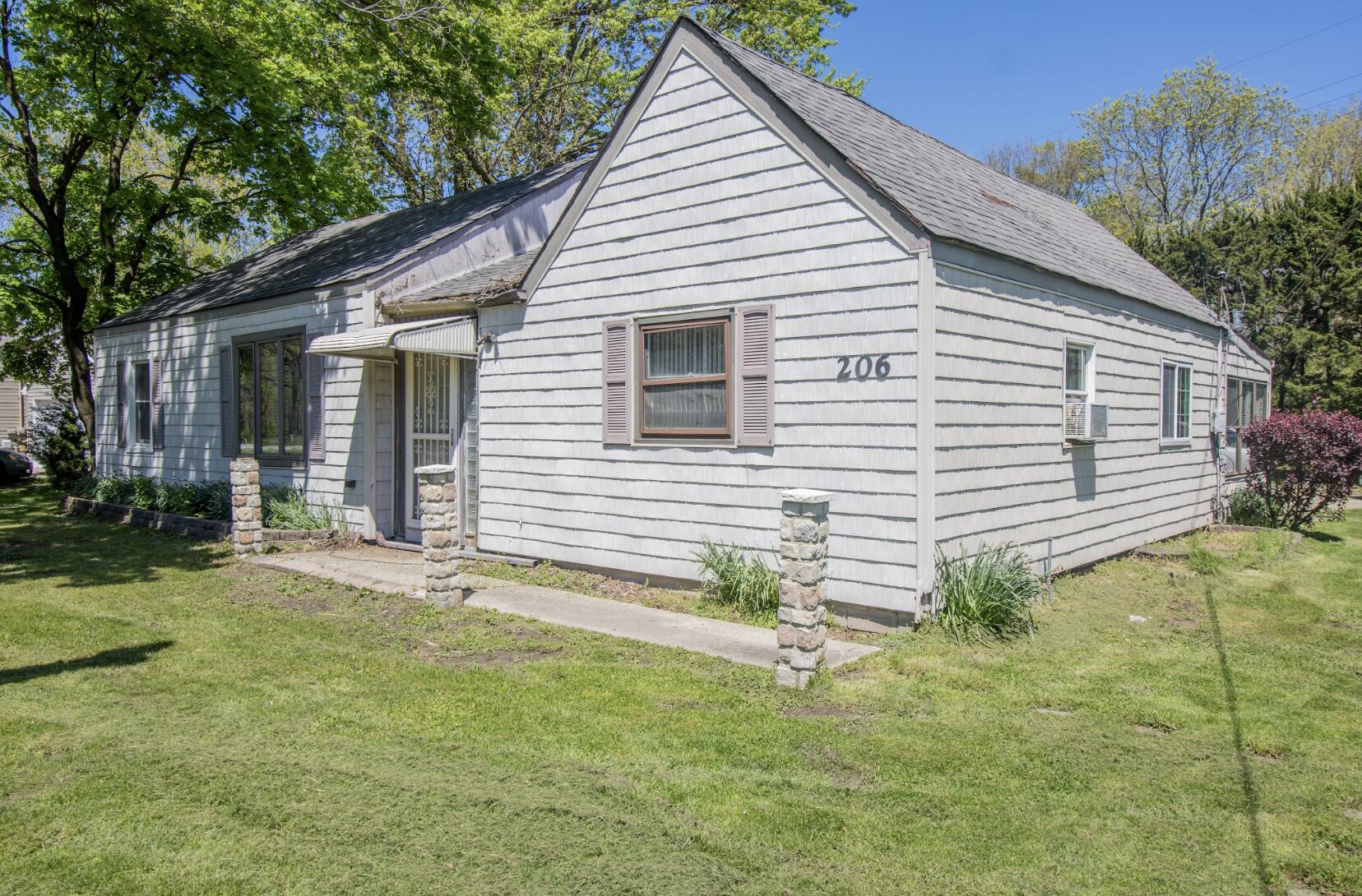 a view of a house with a yard