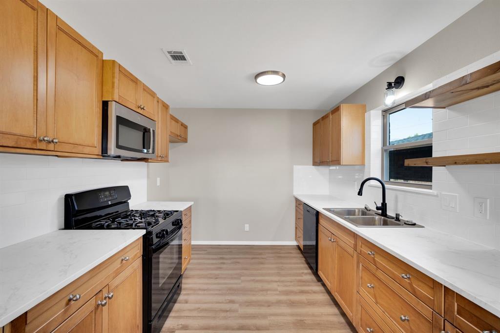 221 North Edgefield Road Waxahachie, TX 75165 - Photo 5 of 26