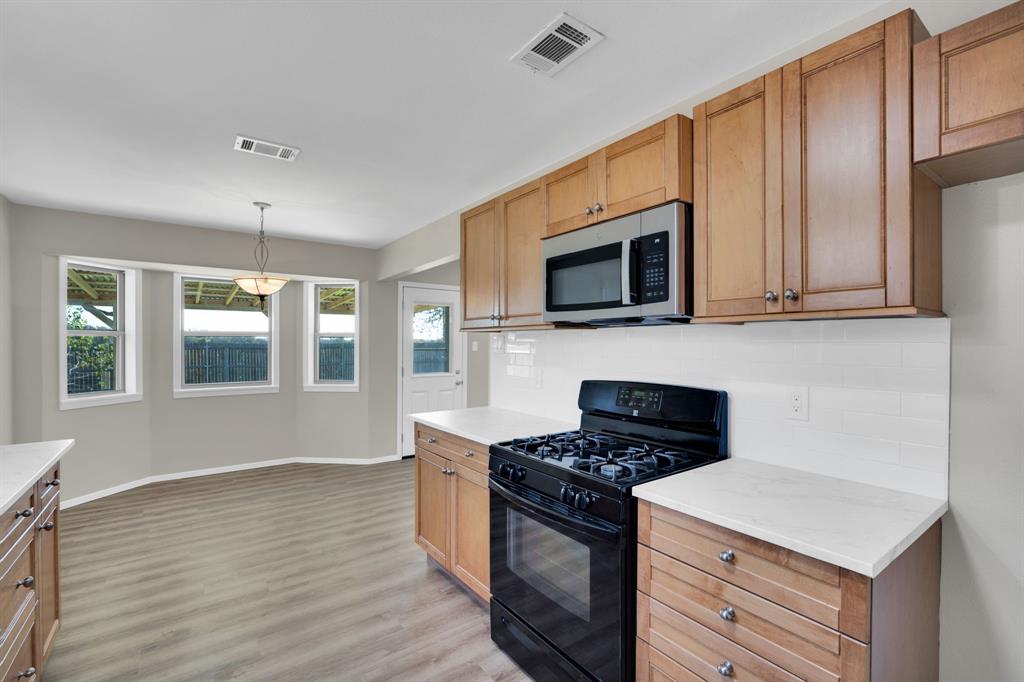 221 North Edgefield Road Waxahachie, TX 75165 - Photo 7 of 26