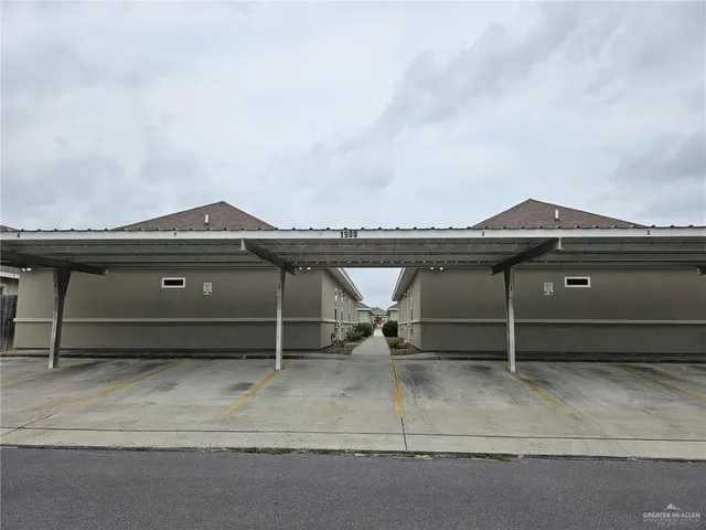 a view of house with car parked
