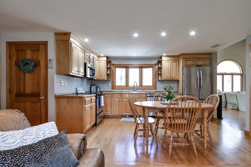 30 Turner Road Holliston, MA 01746 - Photo 8 of 31 Gallery Image 8