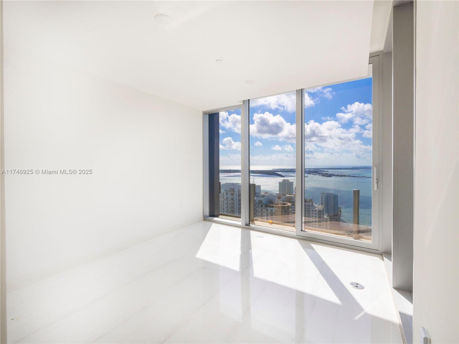 300 Biscayne Boulevard, Unit 4305 Miami, FL 33132 - Photo 24 of 32 a view of an empty room with a large window