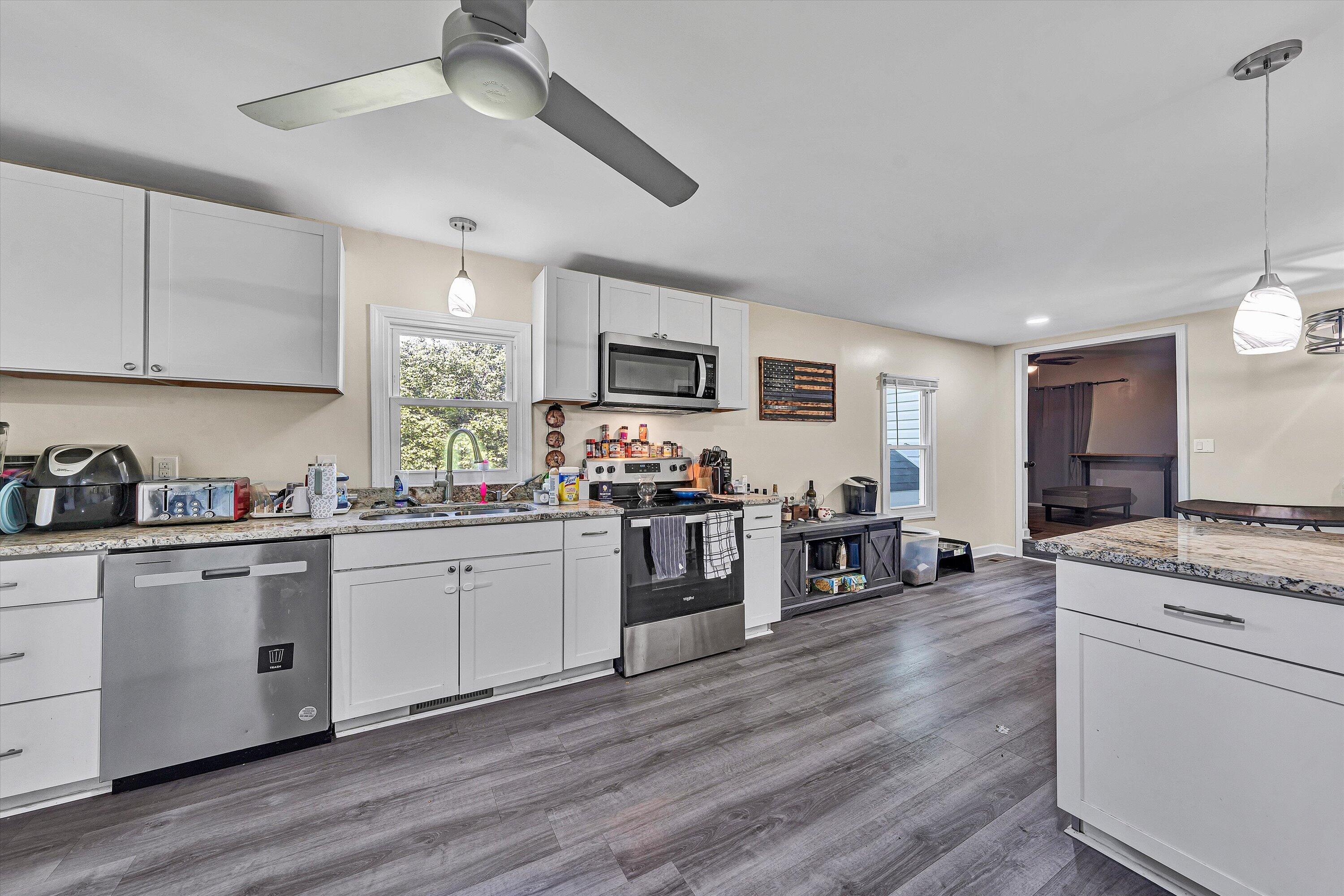 1425 Kefauver Road Southeast Roanoke, VA 24014 - Photo 7 of 18 kitchen