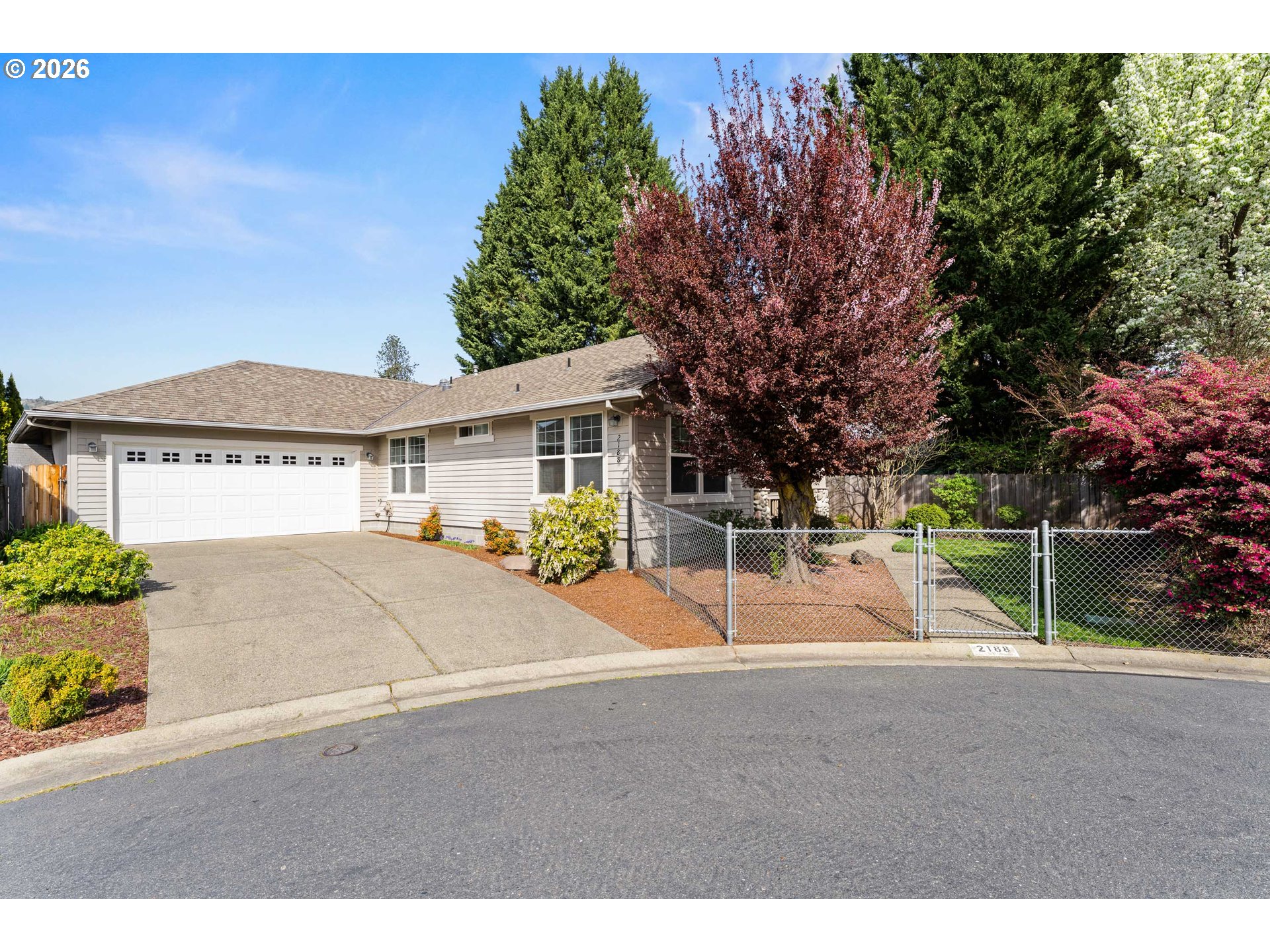 2188 Marie Drive Grants Pass, OR 97526 - Photo 4 of 27 a house with a outdoor space
