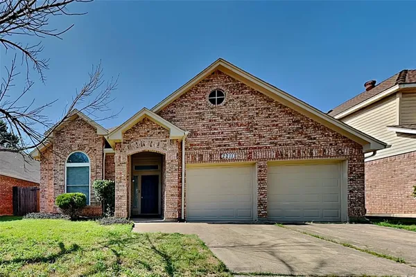 $2,425 | 2211 Reverchon Drive, Arlington, TX 76017