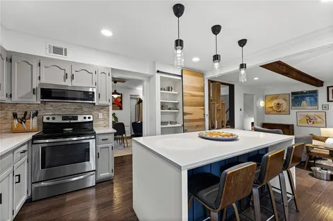 $435,000 | 11716 West 101st Street, Overland Park, KS 66214