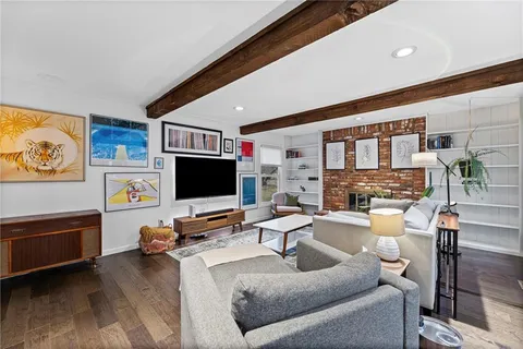 $435,000 | 11716 West 101st Street, Overland Park, KS 66214