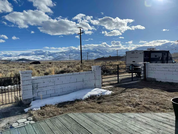 a view of a house with backyard