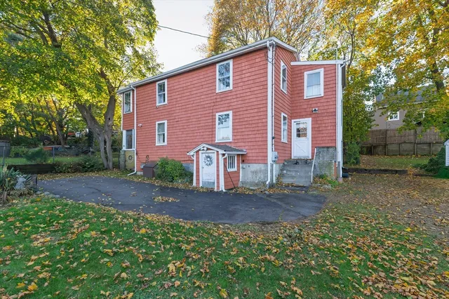 a view of a house with a yard