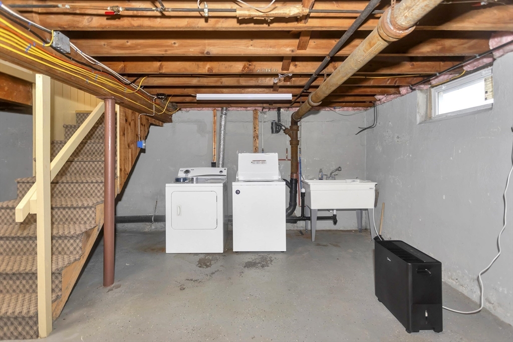 154 Ellsworth Avenue Springfield, MA 01118 - Photo 22 of 22 a utility room with dryer and washer