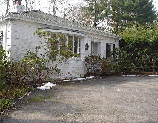 a view of a house with backyard and garden