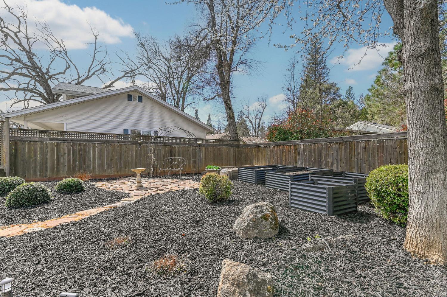 511 Surrey Lane Murphys, CA 95247 - Photo 74 of 97 a backyard of a house with table and chairs